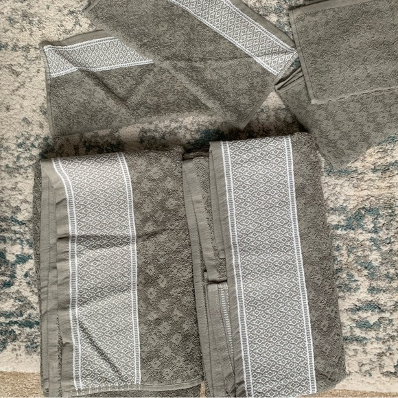 Other - Bath Towels - 2    Washcloths - 4 - New Without Tags